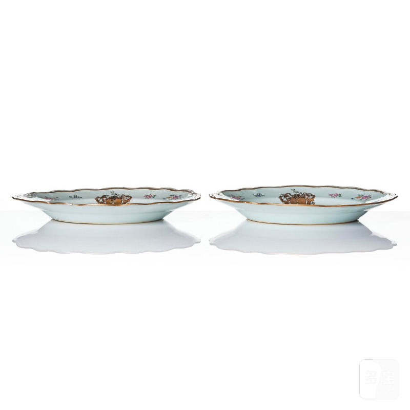 A pair of famille rose armorial dishes, - 图2